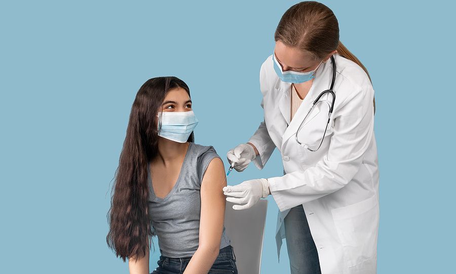 ΕΜΑ: Ξεκίνησε η αξιολόγηση αίτησης για αναμνηστική δόση εμβολίου Pfizer σε εφήβους 12-15