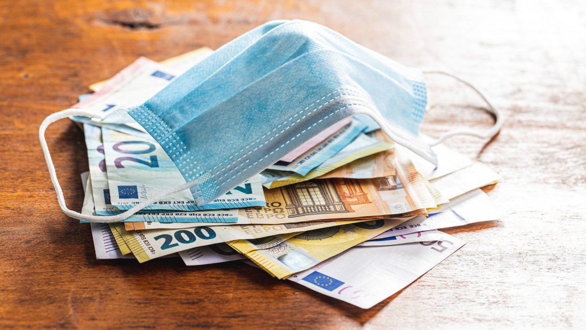 Ανοιχτό το ενδεχόμενο επαναφοράς του προστίμου για τους ανεμβολίαστους από τον Σεπτέμβριο