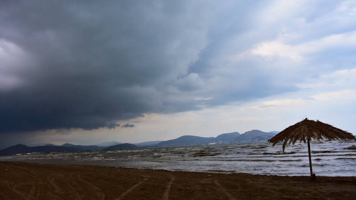 Καιρός: Συννεφιασμένη Κυριακή με ζέστη, βροχές και καταιγίδες - Σε ποιες περιοχές θα βρέξει