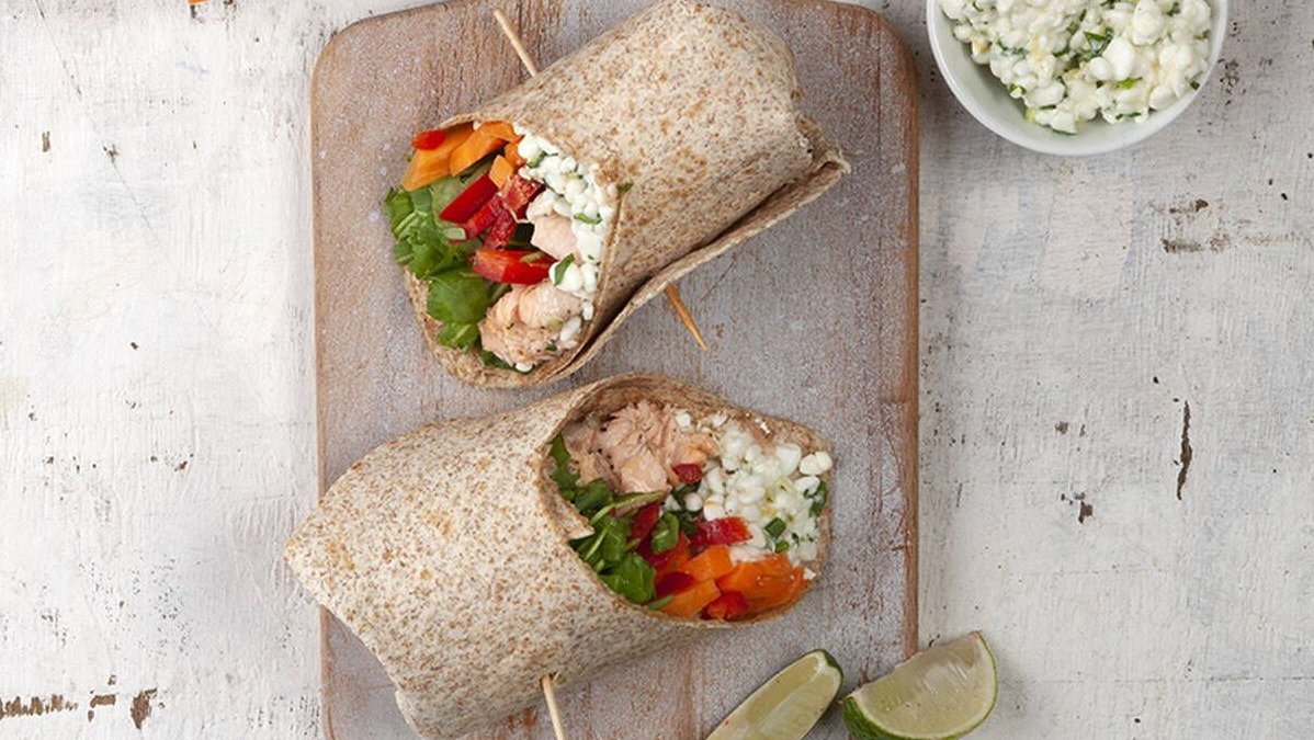 Άκης Πετρετζίκης: Wrap ολικής με σολομό και τυρί cottage