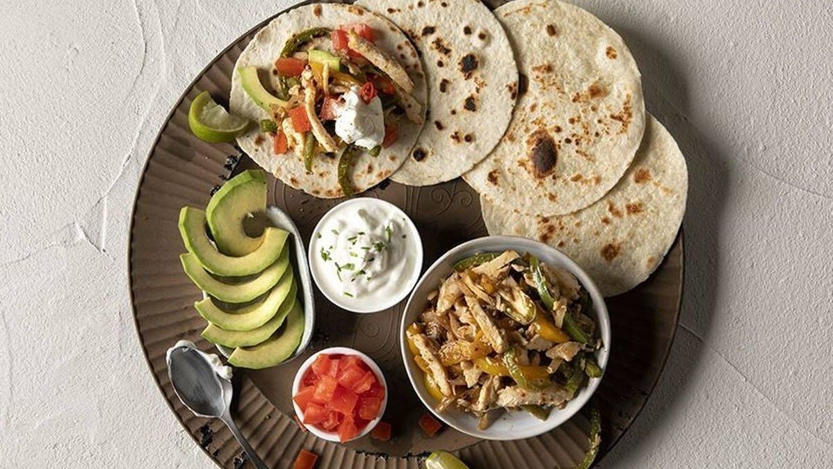 Άκης Πετρετζίκης: Fajitas με κοτόπουλο