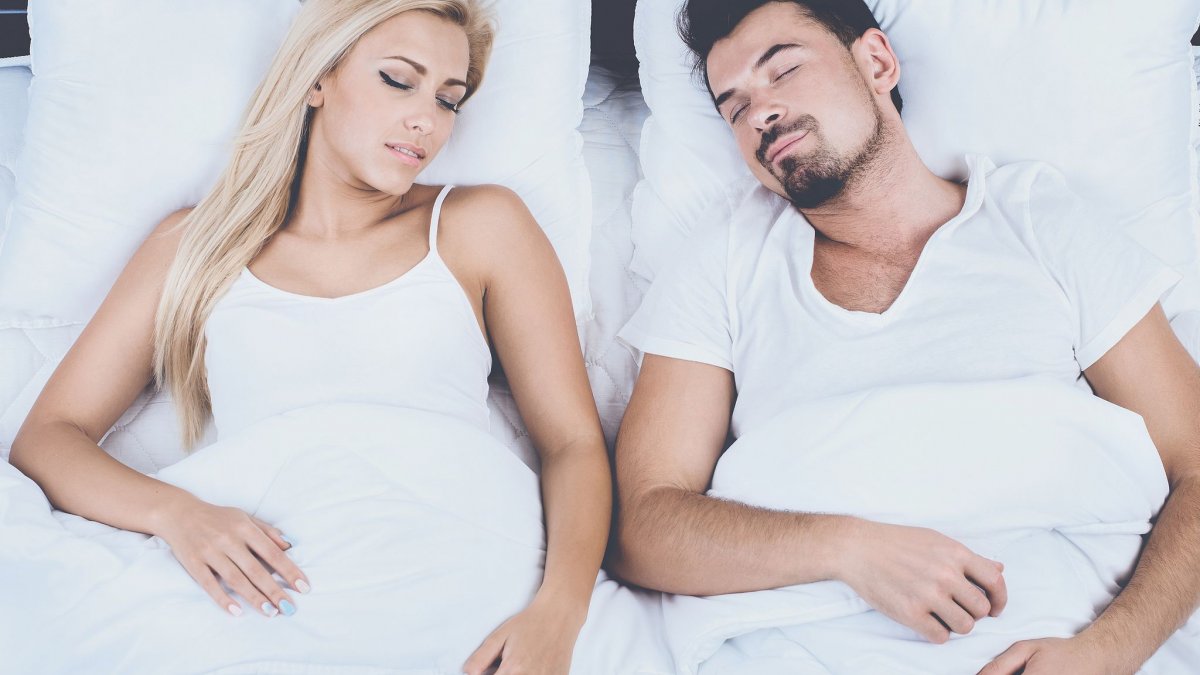 Ο ύπνος με έναν σύντροφο είναι καλύτερος και πιο υγιεινός από το να κοιμάσαι μόνος – μελέτη
