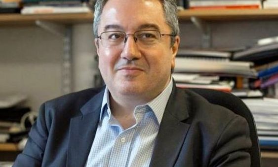 Μόσιαλος: «Ανεπαρκή τα δεδομένα για τη δεύτερη αναμνηστική δόση σε μη ευάλωτα άτομα 30-59 ετών»