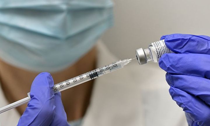 Η τέταρτη δόση εμβολίου Covid-19 παρέχει έξτρα προστασία στους ηλικιωμένους έναντι της Όμικρον