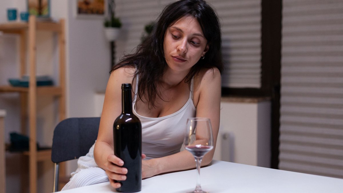 Είστε μοναχικός ή κοινωνικός πότης; Πόσο κινδυνεύετε από αλκοολισμό