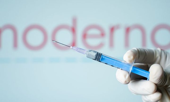 Moderna: Το νέο ενισχυτικό εμβόλιο προστατεύει καλύτερα από τις παραλλαγές