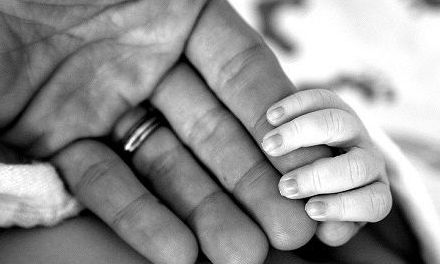 Οι ρατσιστικές διακρίσεις συνδέονται με αυξημένο κίνδυνο γέννησης λιποβαρών και πρόωρων μωρών