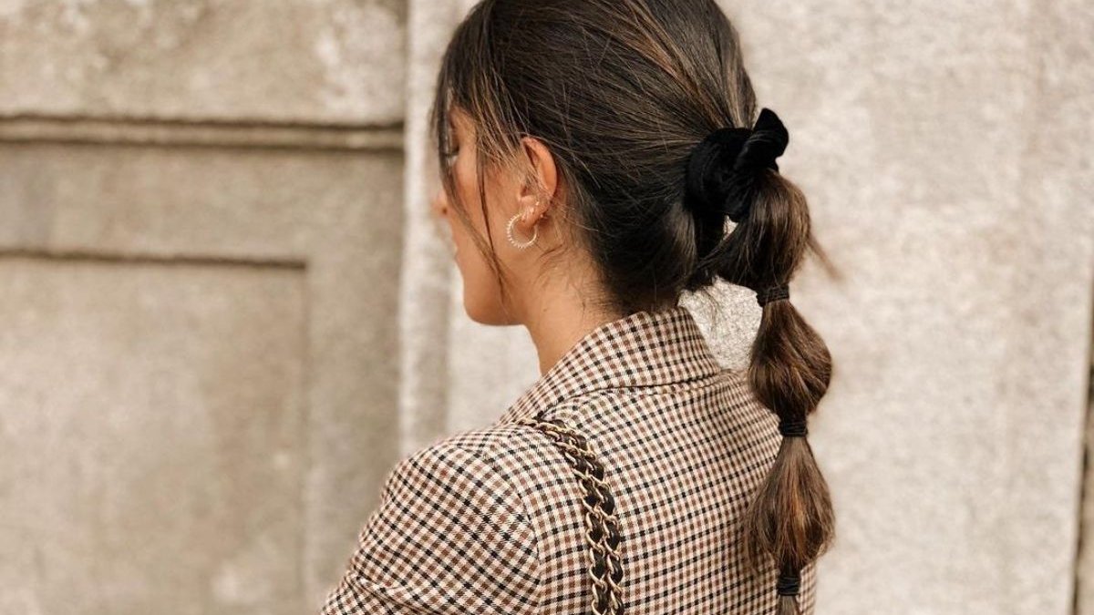 Η bubble ponytail είναι ξανά trend για τα φθινοπωρινά χτενίσματα