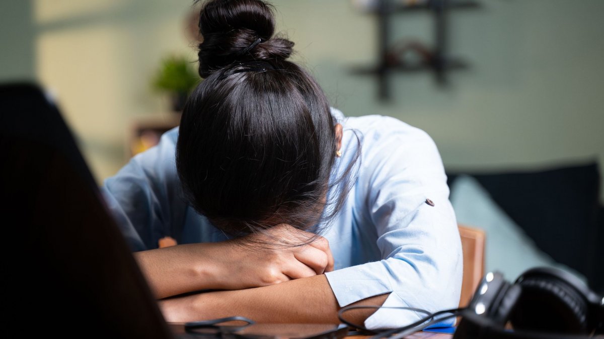 Σύνδρομο burnout: Τα επικίνδυνα σημάδια και οι τρόποι να το διαχειριστούμε