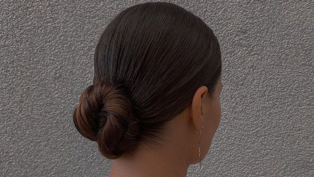 Sleek bun: Πώς θα κάνεις τον πιο κομψό κότσο με λαμπερό αποτέλεσμα