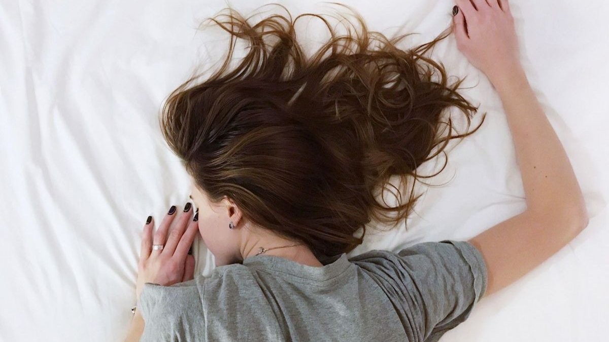 Ξενυχτάς με TikTok; Πώς να σταματήσεις το scrolling και να κερδίσεις περισσότερο ύπνο