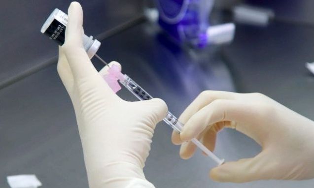 Κορονοϊός: Ξεκινούν σήμερα οι πρώτοι εμβολιασμοί με τα επικαιροποιημένα εμβόλια ΒΑ.4 και ΒΑ.5