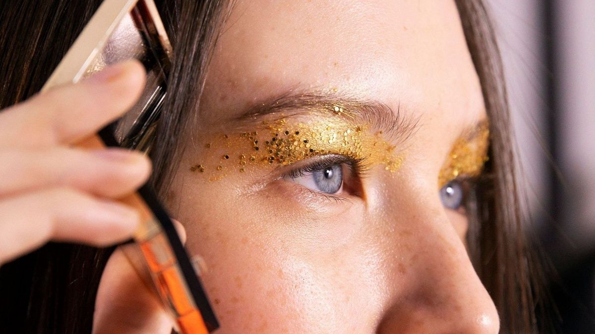 3 διαφορετικοί τρόποι να φορέσεις την glitter σκιά απόψε
