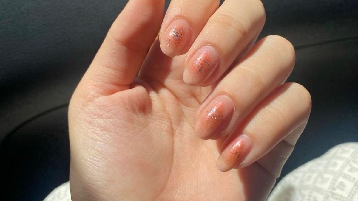 Blush nails: Το νέο trend στα νύχια θα το πετύχεις με λίγο ρουζ