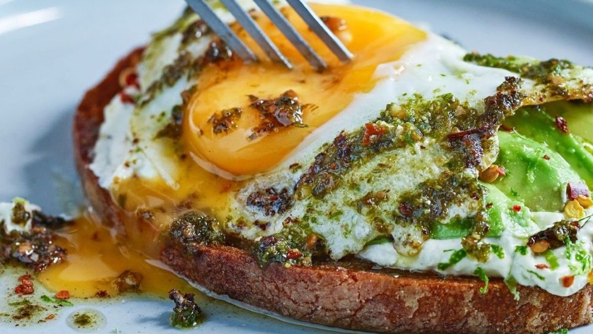 Αν βαρέθηκες το τοστ με αβοκάντο δοκίμασε τα pesto eggs