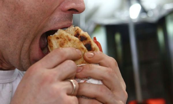 Λύθηκε το αιώνιο ερώτημα: Τόσο μας παχαίνουν τα τυλιχτά με γύρο