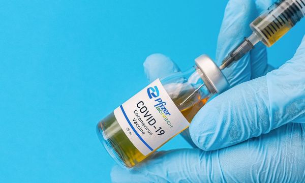Η τρίτη δόση έναντι της Όμικρον εξασθενεί μετά 10 εβδομάδες | Athens Voice