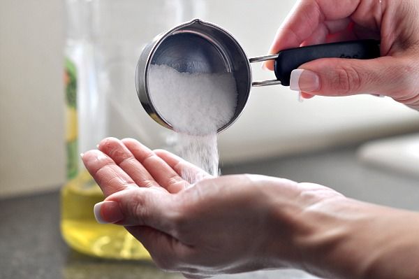 333pouring sugar 1