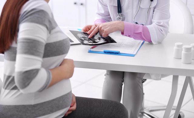 bigstock Young pregnant woman visiting 139319483