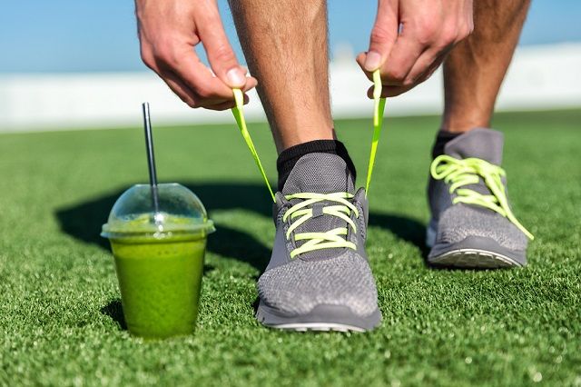 bigstock Green smoothie fitness man lac 154092386