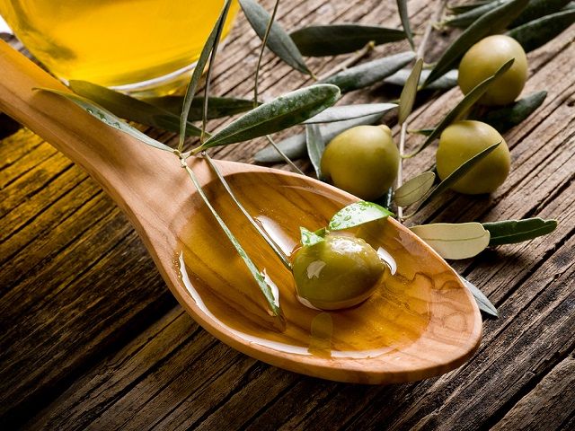 bigstock olive oil over wood spoon 27495941