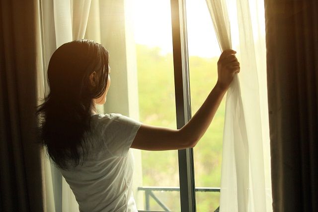 01 morning habits slim people opening shades