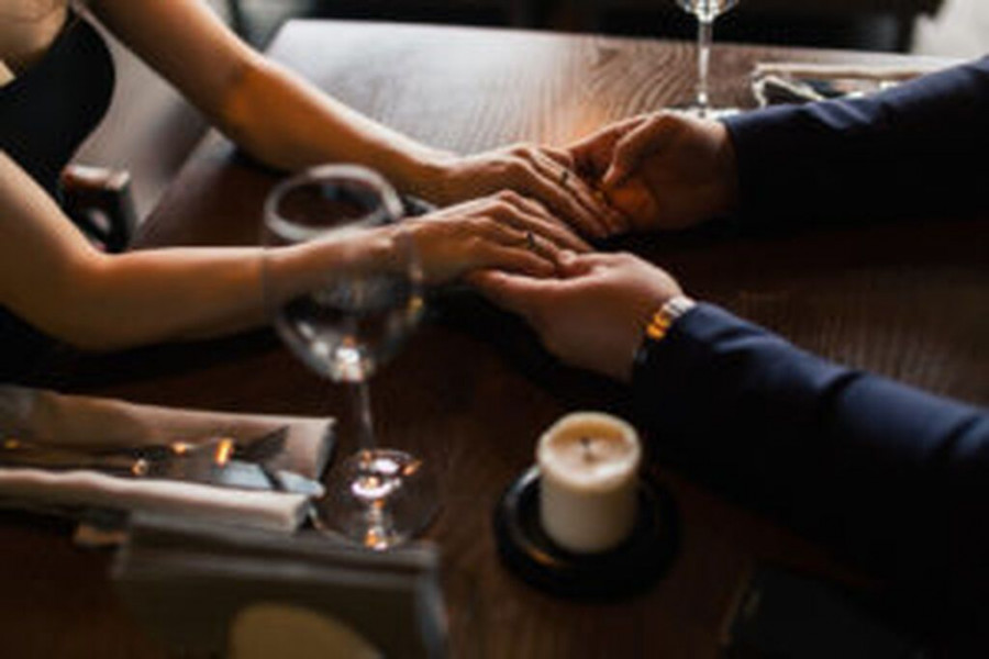 1643645623386-650157550-couple-holding-hands-300x200.jpg