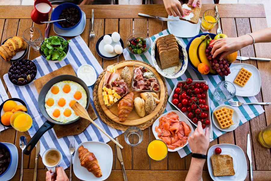 Τραπέζι με food.breakfasts στο τραπέζι top view.large τραπέζι με κορυφαία θέα φαγητού. Τρόφιμα και peopl